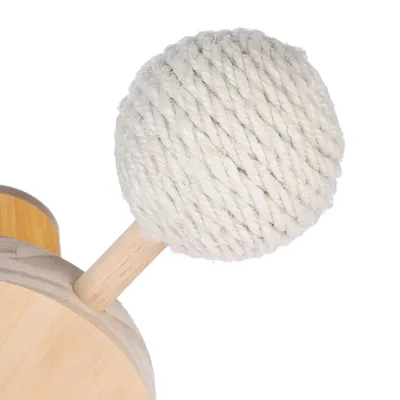 Boule recouverte de corde épaisse blanche fixée sur une tige en bois, partie d’un accessoire pour animaux. Matériaux visibles : bois et corde.