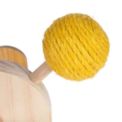 Boule recouverte de corde jaune fixée sur une structure en bois clair, matériaux visibles : bois et corde.