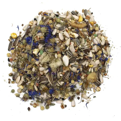 Mischung aus verschiedenen Samen, Körnern und getrockneten Blüten, darunter Sonnenblumenkerne, Maisstücke und blaue Blüten. Geeignet als Vogelfutter.