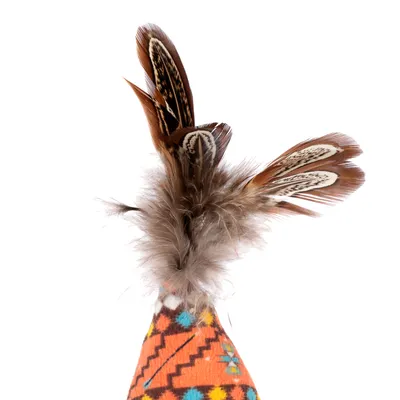 Jouet pour chat avec plumes naturelles marron et grises fixées sur un cône en tissu orange à motifs géométriques colorés.