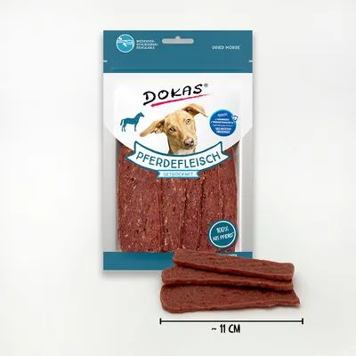 Dokas Pferdefleisch gedroogd, 100% paard, verpakking met afbeelding van hond en losse strips vlees, lengte ca. 11 cm zichtbaar op de foto.