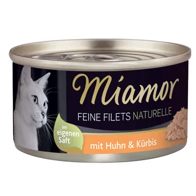 Miamor Feine Filets Naturelle kattmatburk, text: im eigenen Saft, mit Huhn & Kürbis. Bild på vit katt och kycklingfilé. Synlig metallburk.