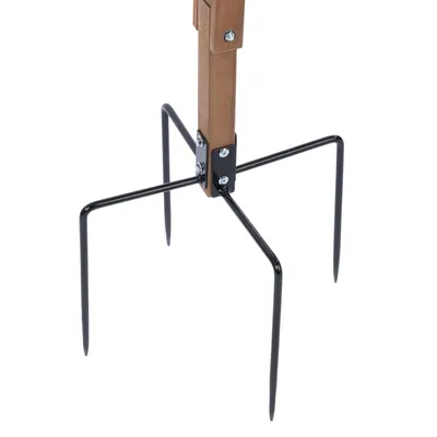 Stojan z dreva a kovu so štyrmi čiernymi kovovými nohami, vhodný na stabilizáciu záhradných alebo outdoorových produktov.