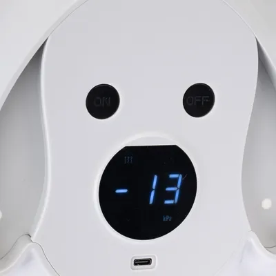 Digitalanzeige mit -13 kPa, Tasten für Ein- und Ausschalten, USB-Anschluss sichtbar.