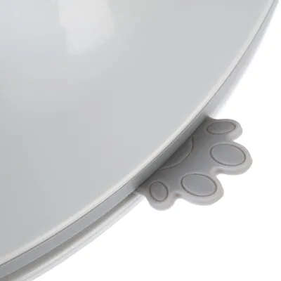 Detailaufnahme einer grauen Schüssel mit rutschfestem Pfoten-Design an der Unterseite.