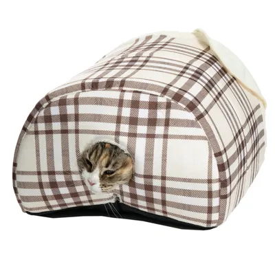 Niche pour chat en tissu à motif carreaux marron et blanc, avec un chat visible à l’intérieur passant la tête par l’ouverture avant.