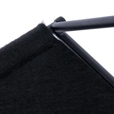 Nahaufnahme eines schwarzen Filzmaterials mit Metallrahmen, zeigt die Verbindung zwischen Stoff und Rahmen.