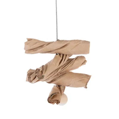 Giocattolo sospeso in carta marrone e sfera di legno, fissato a un cavo metallico.