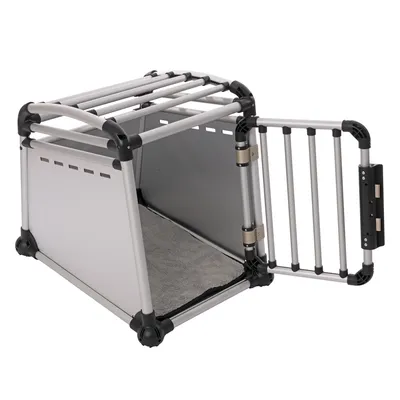 Transportbox aus Metall und Kunststoff mit Gittertür, seitlichen Belüftungsschlitzen und gepolsterter Bodenmatte.