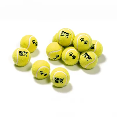 Bolas de ténis amarelas com o logótipo Karlie 30:15 e pegadas pretas, adequadas para brinquedo de animal de estimação.