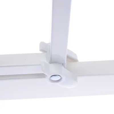 Détail d’une jonction en plastique et métal blanc reliant deux barres, vue rapprochée de la structure sans autres éléments visibles.