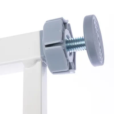 Gros plan sur un système de fixation en métal et plastique gris avec vis, pour barrière ou grille de sécurité.