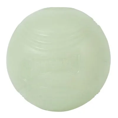 Ronde, lichtgroene bal met het merk 'Chuckit!' zichtbaar op de zijkant. Materiaal: kunststof.