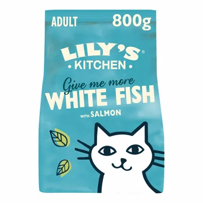 LILY'S KITCHEN ADULT kattenvoer, 800g, Give me more WHITE FISH with SALMON, blauwe verpakking met tekening van kat en bladeren.