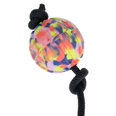 Spielzeugball mit buntem Camouflage-Muster, befestigt an einem schwarzen Seil mit Knoten.
