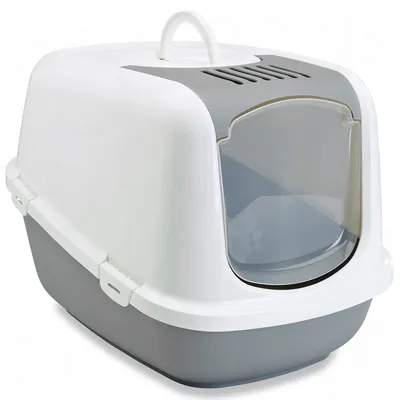 Zatvoreni WC za mačke sa sivom bazom, bijelim poklopcem i prozirnim vratima. Na vrhu s ručkom za nošenje i ventilacijskim otvorima.