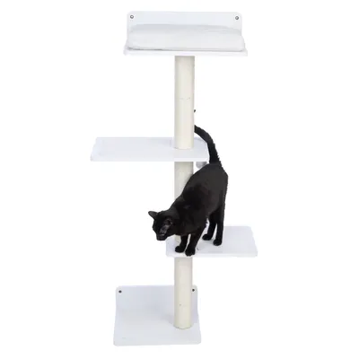 Arbre à chat blanc avec quatre plateformes, poteau central recouvert de sisal et coussin sur la plateforme supérieure, chat noir debout sur l'une des plateformes intermédiaires.