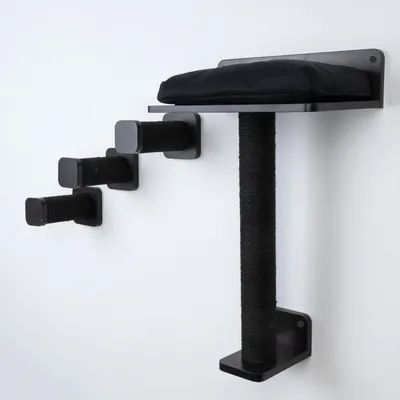 Set tiragraffi da parete in legno nero e sisal, composto da tre gradini, un palo tiragraffi e una superficie imbottita per sdraiarsi.