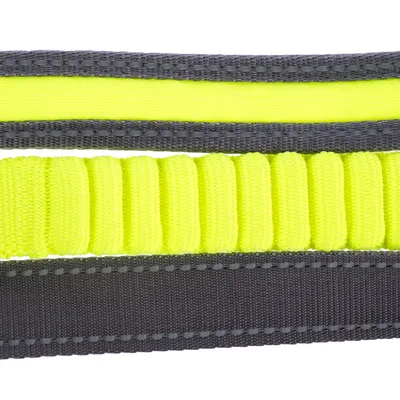 Nahaufnahme eines gelben und grauen Hundehalsbandes mit gepolstertem Material und reflektierenden Nähten.