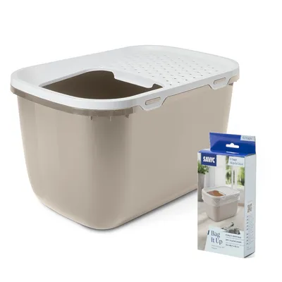 Bac à litière beige avec couvercle blanc perforé, ouverture sur le dessus. À côté, boîte SAVIC Bag It Up Giant, 6 sacs pour bac à litière, dimensions visibles : 67 × 48 × 28 cm.