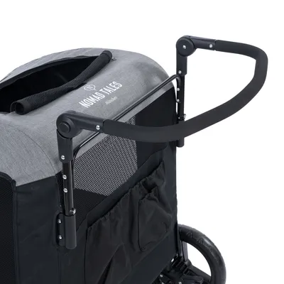 Nomad Tales Mischkan Transportwagen mit grauem Stoff, Netzfenster und schwarzem Griff. Sichtbare Taschen auf der Rückseite.