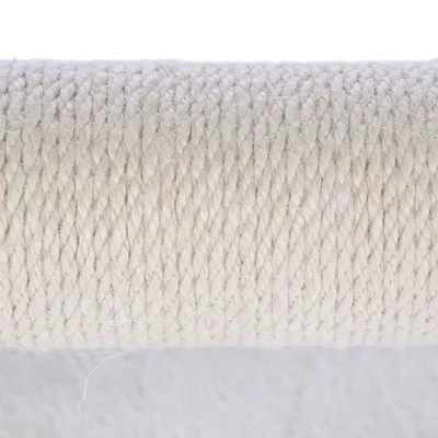 Nahaufnahme von hellem Sisalseil, geeignet für Kratzbäume oder andere Anwendungen mit robustem Material.