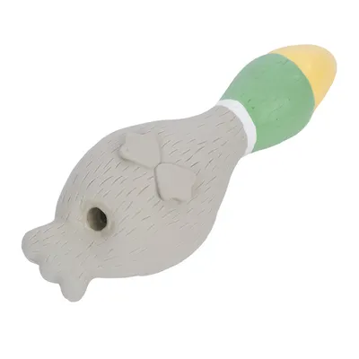 Jouet pour chien en forme de canard, matière plastique, tête verte et jaune, corps gris avec détails sculptés, trou visible à l’extrémité.