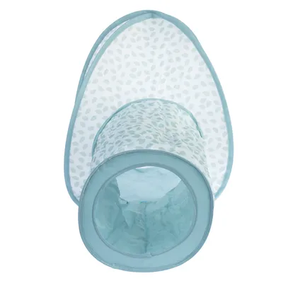 Tunnel pour chat en tissu bleu clair avec motifs de feuilles vertes, entrée circulaire visible, structure souple et légère.