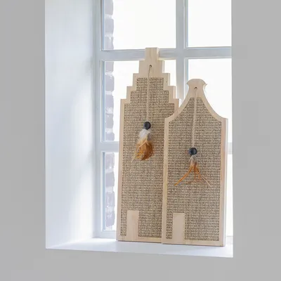 Dos rascadores de madera con superficie de sisal, cada uno con una pluma atada a una cuerda.