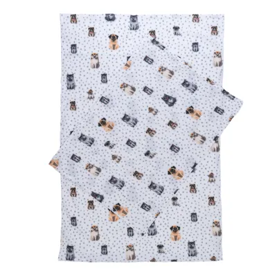 Couverture en tissu blanc avec motifs de chiens de différentes races et petits points gris, deux couvertures superposées visibles.