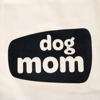 Scritta "dog mom" in bianco su sfondo nero.