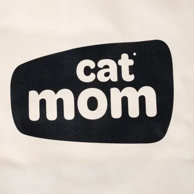 Scritta "cat mom" su sfondo beige.