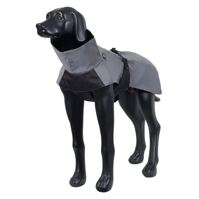 Manteau imperméable gris pour chien présenté sur un mannequin noir, fermeture à boucle visible sur le côté, col montant couvrant le cou.
