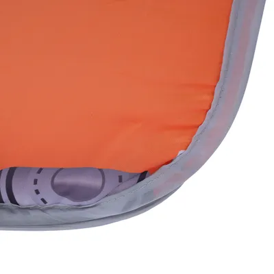 Nahaufnahme einer orangefarbenen Matte mit grauem Rand und einem darunter sichtbaren lilafarbenen Muster.