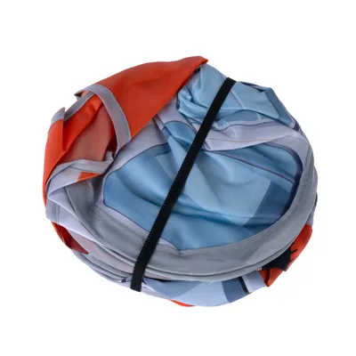Zusammengefaltete Schüssel aus Stoff mit orange-blauen Streifen und elastischem Band zur Sicherung.