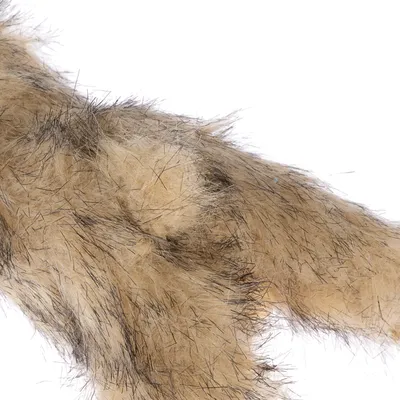 Detailní záběr na hnědý materiál s chlupatým vzhledem a černými vlasovými akcenty.