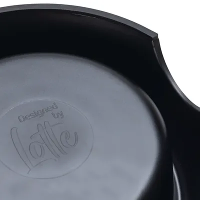 Schwarze Oberfläche mit eingeprägtem Schriftzug 'Designed by Lotte'.
