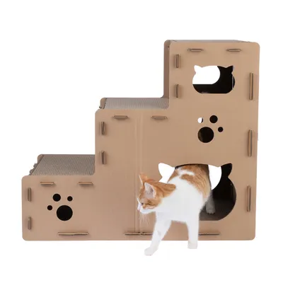 Katzenhaus aus Pappe mit drei Ebenen, Ausschnitten in Katzenform und Pfotenmuster. Eine Katze verlässt das untere Fach.