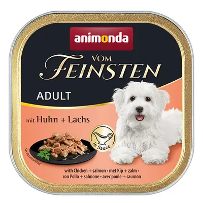 Animonda Vom Feinsten Adult con pollo e salmone in salsa. Cibo umido per cani, immagine del cibo su piatto nero.