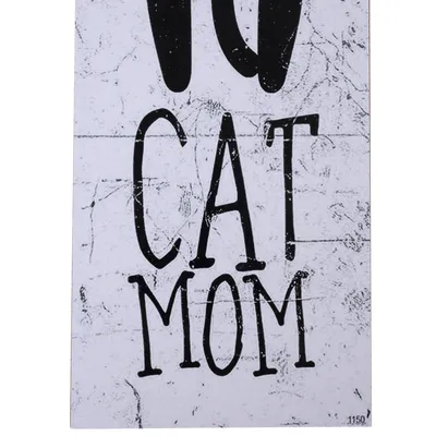 Textbild mit der Aufschrift 'CAT MOM' in schwarzer Schrift auf weissem Hintergrund.