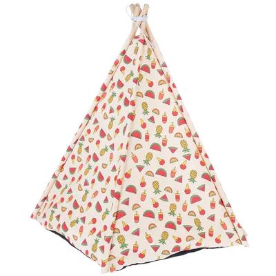 Tipi pour animaux avec structure en bois et toile imprimée de motifs pastèque, ananas, glaces et boissons. Ouverture à l’avant, tissu beige à motifs colorés visibles.