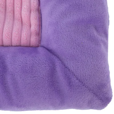 Nahaufnahme eines lila und rosa Plüschmaterials, möglicherweise Teil eines Haustierbetts oder einer Decke.
