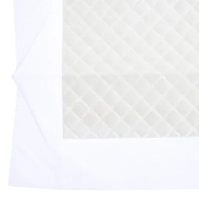 Weisse saugfähige Unterlage mit gestepptem Muster, geeignet für hygienische Anwendungen.