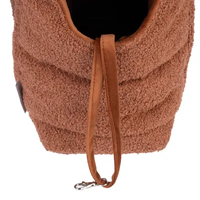 Sac en tissu bouclé marron avec sangle intérieure et mousqueton métallique visible, ouverture sur le dessus.