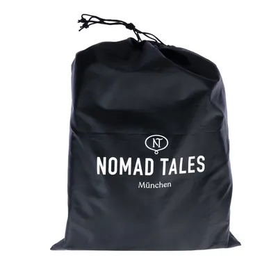 Schwarzer Beutel mit Aufdruck 'Nomad Tales München' und Logo NT.