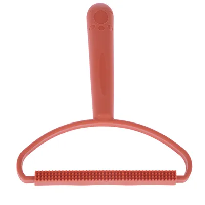 Vörös szőrápoló fésű ergonomikus nyéllel és fogazott éllel a laza szőr eltávolításához.