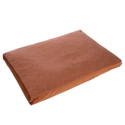 Coussin rectangulaire pour animal, surface supérieure en tissu bouclé marron, côtés en tissu lisse marron clair, sans motifs ni texte visible.