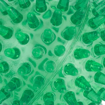 Grüner Massageball mit spitzen Noppen für Haustiere, aus transparentem Kunststoff.