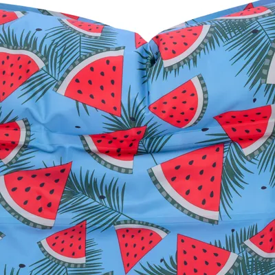 Tela con fondo azul, trozos de sandía rojos y hojas de palma verdes como estampado.