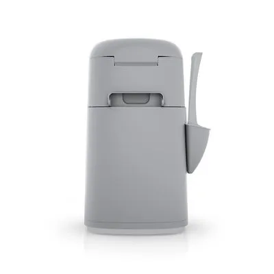 Grijze kunststof container met deksel en uitsparing aan de voorkant, voorzien van een schepje in houder aan de zijkant. Merknaam of tekst niet zichtbaar.